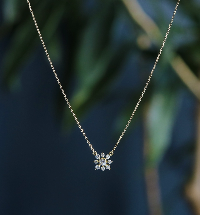 雪の結晶モチーフ9つのダイヤモンド K18ネックレス~Diamond collection 