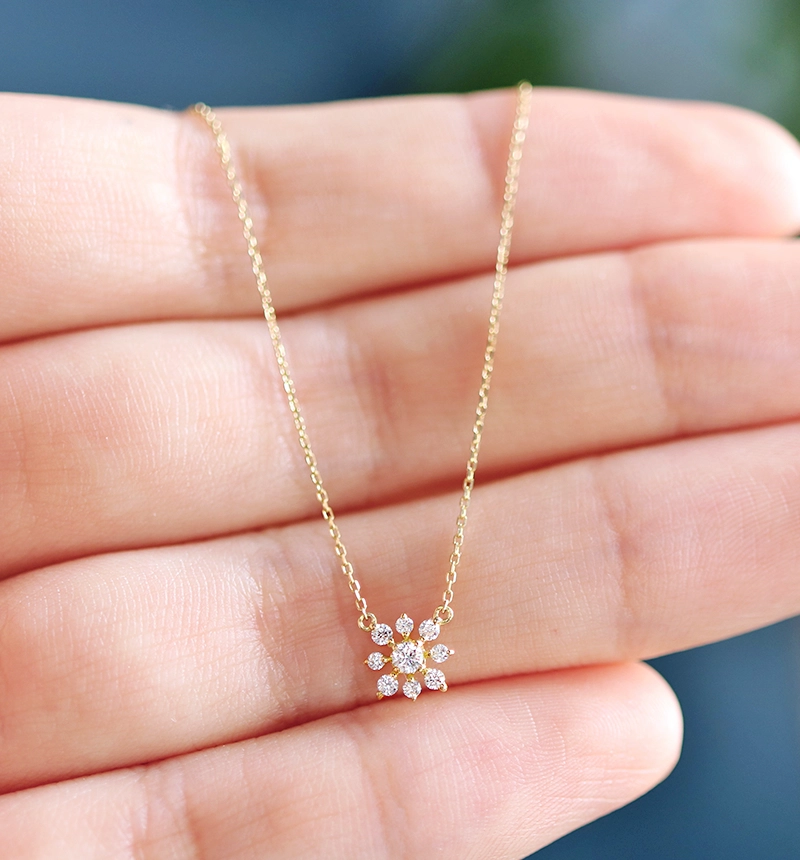 雪の結晶モチーフ9つのダイヤモンド K18ネックレス~Diamond collection~ ジュエリーブランド「RASPIA Jewelry」
