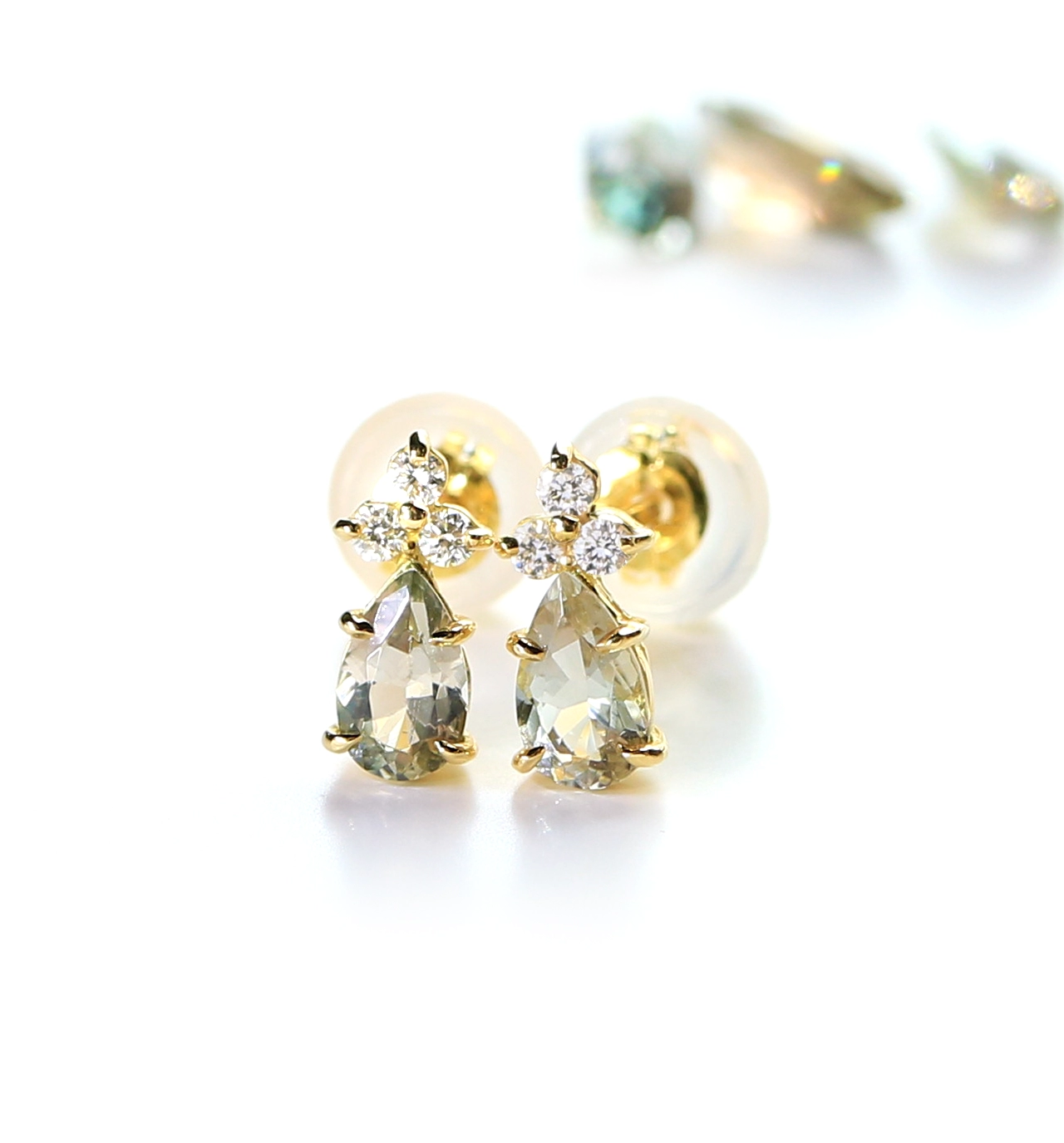 K18 オレゴンサンストーン(淡緑カラー)＆ダイヤモンドのポストピアス ~Ello Lilas~ ジュエリーブランド「RASPIA Jewelry」